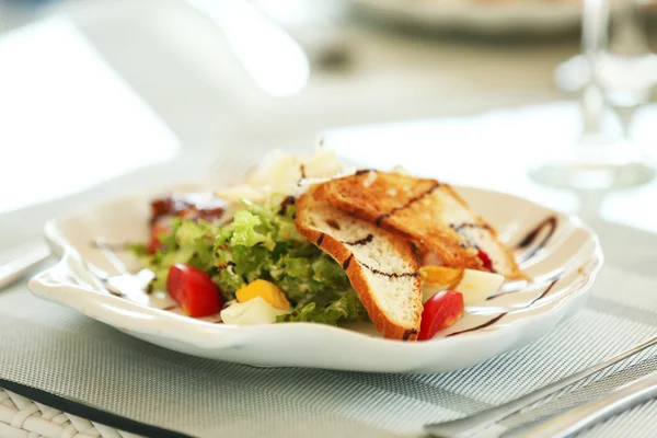 Leckerer Salat auf dem Tisch — Stockfoto