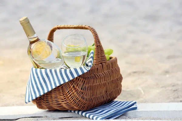 Cesta de picnic con botella de vino —  Fotos de Stock