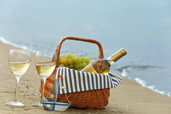 野餐篮带瓶红酒 — 图库照片
