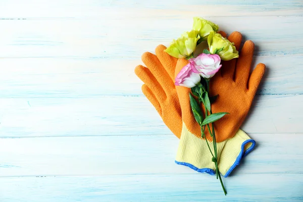 Bloem en tuin handschoenen — Stockfoto