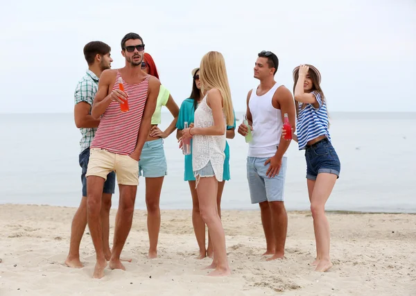 Schöne junge Leute, die Spaß haben — Stockfoto