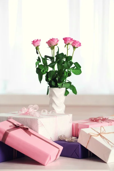 Scatole regalo carino e rose — Foto Stock