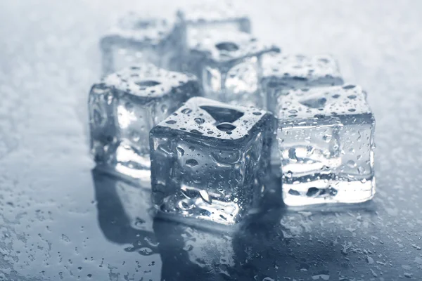 Melting ice cubes with drops around, close up — Stock Photo, Image