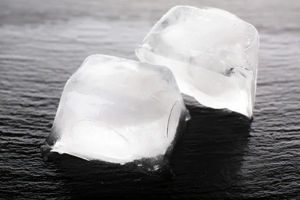 Cubos de hielo mate sobre fondo líquido oscuro —  Fotos de Stock