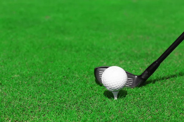 Golf club e palla su un'erba verde — Foto Stock