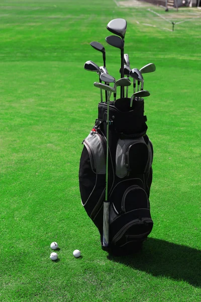 Bolsa de golf con palos y pelotas en el campo verde, de cerca — Foto de Stock