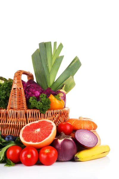 Ζουμερά φρούτα και νόστιμα λαχανικά που απομονώνονται σε λευκό — Φωτογραφία Αρχείου