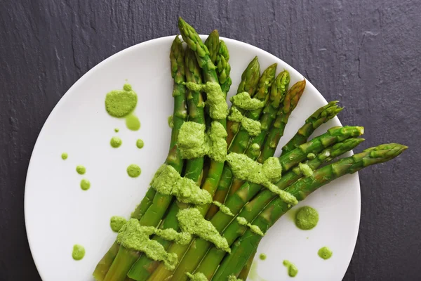 Świeże szparagi danie w zielonym sosie na stole, z bliska — Zdjęcie stockowe