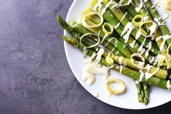 Healthy asparagus dish with sliced onion — Stock Photo, Image