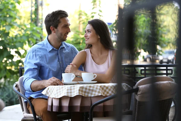 年轻的夫妇在街边咖啡馆 — 图库照片