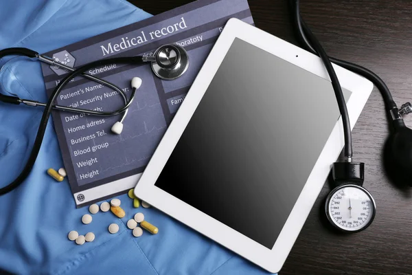 Medidor de presión arterial, estetoscopio, tableta digital —  Fotos de Stock