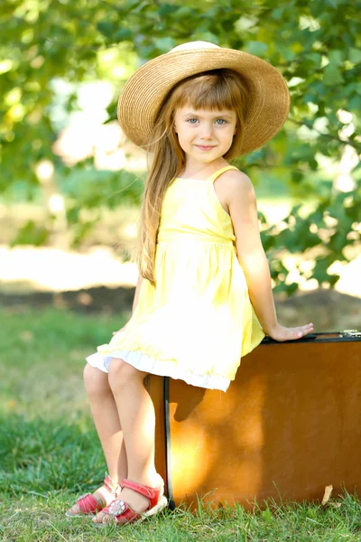 Petite fille avec valise — Photo