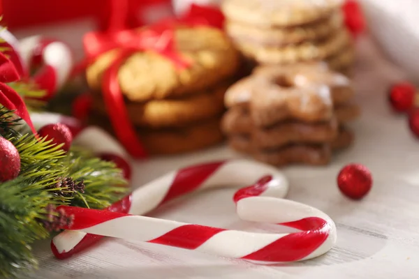 Canne da zucchero natalizie con decorazione natalizia sul tavolo primo piano — Foto Stock