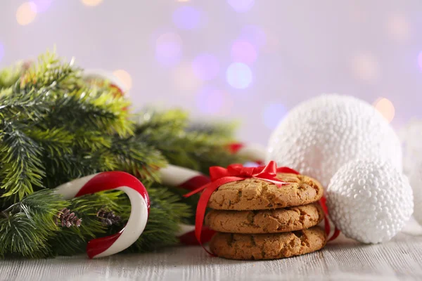 Canne à bonbons de Noël avec décoration de Noël sur table sur fond clair — Photo