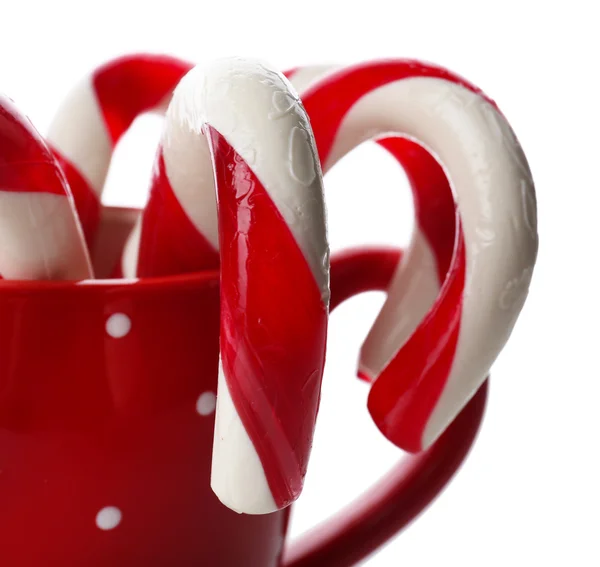 Рождественские конфеты трости в чашке изолированы на белом — стоковое фото
