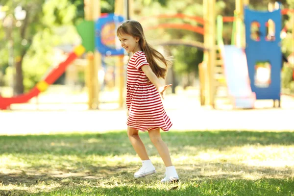 Gelukkig meisje spelen in park — Stockfoto