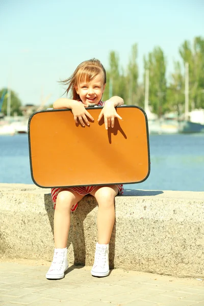 Niña con maleta — Foto de Stock