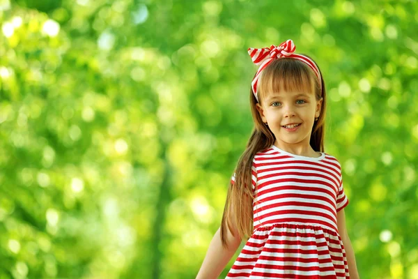 Маленька дівчинка в парку — стокове фото