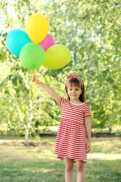 Klein meisje spelen in park — Stockfoto