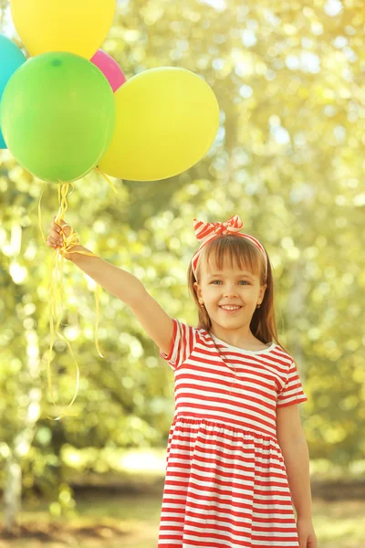 Liten flicka leker i parken — Stockfoto