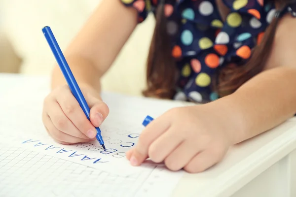 Linda niña haciendo la tarea —  Fotos de Stock