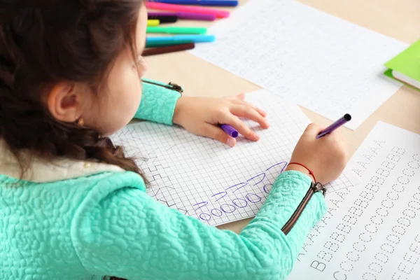 Linda niña haciendo la tarea — Foto de Stock