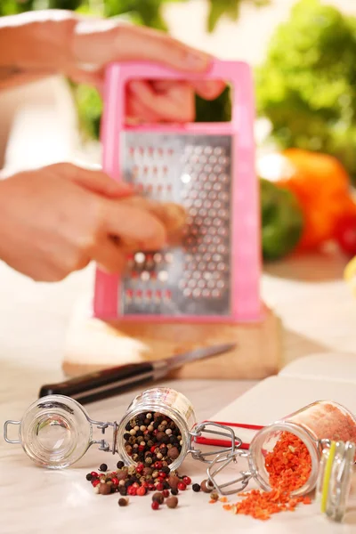 Mix peper en gedroogde worteltjes kruiden — Stockfoto