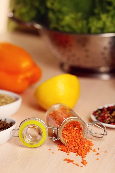 항아리에 식탁에 향미료의 다양 한 말린된 당근 — 스톡 사진