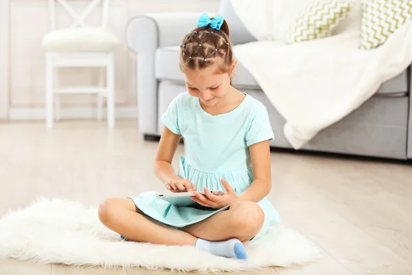 Lilla söta tjejen med digitala tablett — Stockfoto