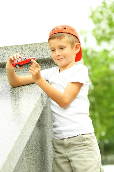 Ragazzo giocare con giocattolo auto — Foto Stock