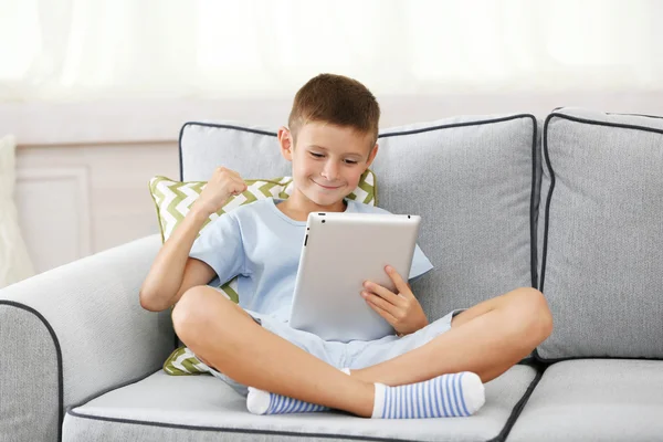 Dijital tablet ile küçük çocuk — Stok fotoğraf