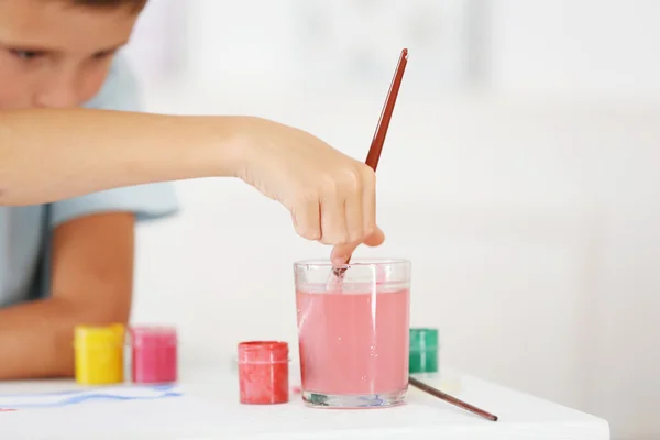 Schattige kleine jongen schilderij beeld — Stockfoto