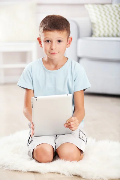 Petit garçon avec tablette numérique — Photo