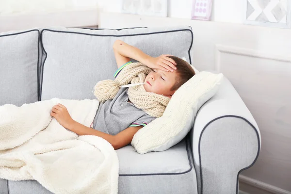Kranker Junge Mit Erkältung Sitzt Auf Sofa — Stockfoto