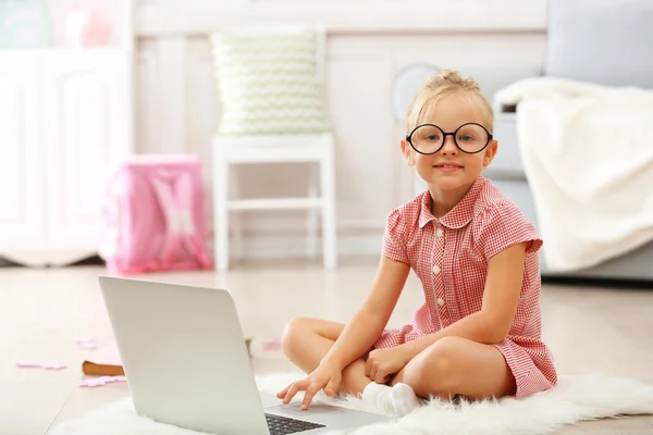 Klein meisje met laptop — Stockfoto