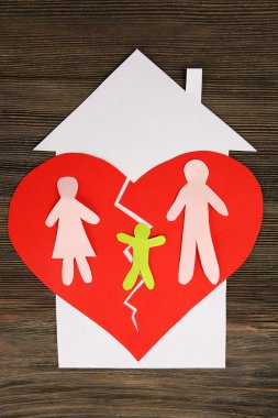 Kağıt kesme siluet bir ailenin bir kağıt kalp, boşanma kavramı ayrı bölme