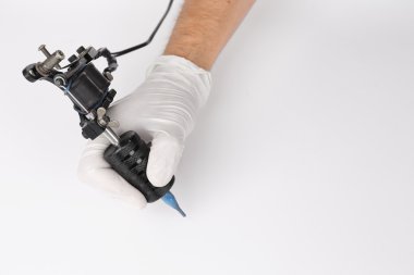 Erkek elinde dövme makinesi