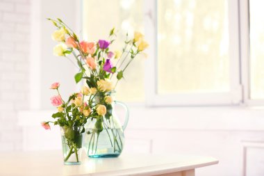 Pencere arka plan üzerinde vazoda güzel bahar çiçekleri