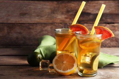 Buzlu çay limon ve greyfurt ahşap arka plan üzerinde