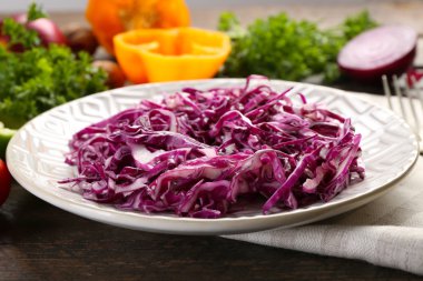 Kırmızı lahana salatası tabak portre görev yaptı.