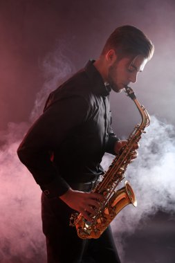 Genç adam, profesyonel sax çalış