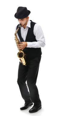 Mutlu saksofoncu müzik saksafon üzerinde çalış.