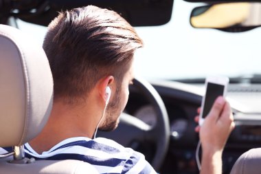 Adam araba kulaklık ile