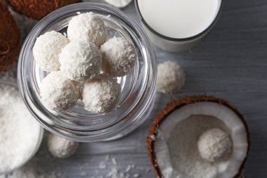 Hindistan cevizi pul ve renk ahşap arka plan üzerinde taze hindistan cevizi şekerler