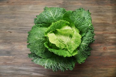 Savoy lahana ahşap zemin üzerinde