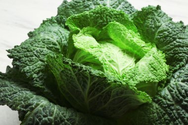 Savoy lahana hafif ahşap arka plan üzerinde kapat