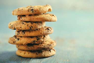 Mavi ahşap masa üzerinde çikolata kırıntıları ile odak görünümü tanımlama bilgisi kadar kapatın