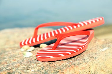 Taş parlak parmak arası terlik