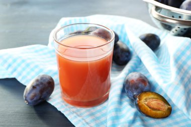 Erik suyu bir bardak taze meyve ile