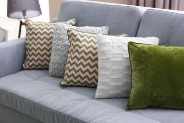 Kanepe ile renkli yastıklar